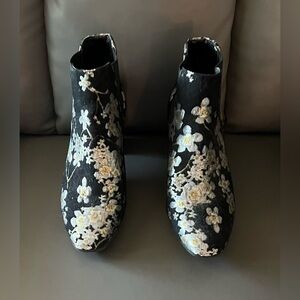 Anne Klein Black Floral boots women’s Size 7M